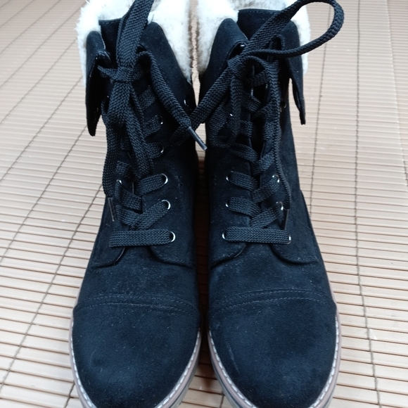 Tommy Hilfiger women's black suede faux fur trim lace boots. Sz 9M. 150.6pm - Picture 3 of 11